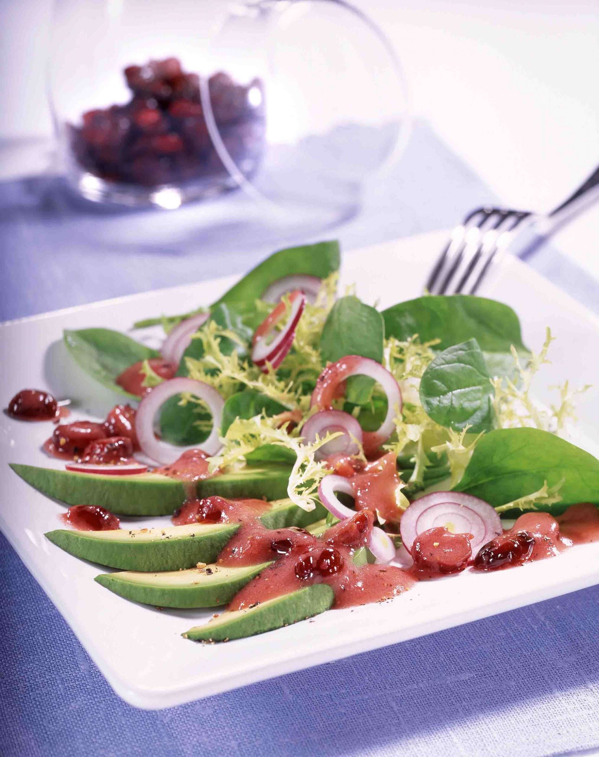 Spinach-Salad-with-Avocado-und-Cranberries